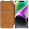 A brown leather phone case is open, revealing the screen of an iPhone 14. Produktbild-Vorschau