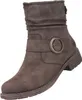 Auf dem Bild ist ein brauner Stiefel abgebildet der von der Seite zu sehen ist. Der Stiefel hat eine robuste Sohle und eine schlichte elegante Optik. Produktbild-Vorschau