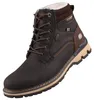 Auf dem Bild ist ein brauner Stiefel abgebildet der auf einem weißen Hintergrund steht. Der Stiefel wird von der seitlichen linken Seite gezeigt und besitzt eine robuste Sohle sowie Schnürungen. Produktbild-Vorschau