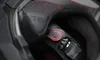 A close-up view of the interior of a helmet, focusing on the buckle and strap mechanism. Voir les images du produit