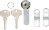 A set of lock cylinder components including two keys, a lock cylinder, a retaining ring, and two mounting brackets, laid out on a white background. Produktbild-Vorschau