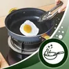 A hand is using tongs to flip a fried egg in a pan on a stovetop. The pan has gold handles and is blue on the outside. There is a graphic overlay in the bottom right corner. Voir les images du produit
