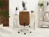 A modern office chair in front of a desk with artwork on the wall. Anteprima dell’immagine prodotto