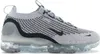 A side view of a Nike Air Vapormax 2021 FK SE shoe. Voir les images du produit