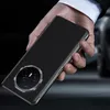 A hand holding a black smartphone case with a circular camera cutout. Anteprima dell’immagine prodotto