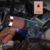 Rosa Handstaubsauger fürs Auto mit durchsichtigem Staubbehälter, in einer Hand im Auto gehalten, zeigt seine LED-Beleuchtungsfunktion Náhľad obrázku produktu