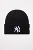 A black New Era beanie with the NY Yankees logo. Podgląd zdjęcia produktu