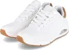 A pair of white Skechers Uno sneakers with brown accents and gum soles are shown from a slightly elevated side angle against a white background. Anteprima dell’immagine prodotto