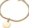 A close-up studio shot of a gold bracelet with a round pendant. Anteprima dell’immagine prodotto