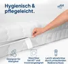 A hand is shown zipping up a white mattress cover, with text and icons highlighting product features. Produktbild-Vorschau