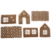 A collection of gingerbread house pieces decorated with white icing, arranged on a white background. Voir les images du produit
