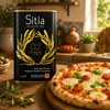 Sitia Premium Gold Olivenöl 1 L in der Küche direkt neben Pizza Produktbild-Vorschau
