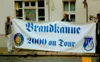People holding a large banner in front of a building. Produktbild-Vorschau
