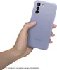 A hand holding a purple Samsung phone case. Produktbild-Vorschau