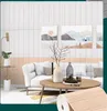 Rolle heller Holzpaneel-Tapete in einem modernen Wohnzimmer Voir les images du produit