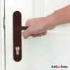 A hand is shown gripping a brown door handle with a keyhole. Anteprima dell’immagine prodotto