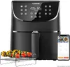 A black air fryer with a digital display and controls, shown with a rack of vegetable skewers in front and a smartphone displaying a recipe. "Ohne Smartphone und Deko" which translates to "Without Smartphone and Decoration" is written at the bottom right. Anteprima dell’immagine prodotto