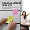 A woman is on the phone at a desk while a partition wall is shown with sticky notes. Anteprima dell’immagine prodotto