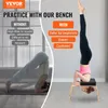 A split image showing a person doing a yoga pose without a bench on the left and a person doing a yoga headstand with a bench on the right, with text highlighting the benefits of using the bench. Voir les images du produit
