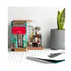 A miniature model of a coffee shop called "Simon's Coffee" is displayed on a striped surface, with a potted snake plant in a gray pot to the right. Anteprima dell’immagine prodotto