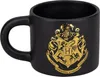 A black mug with the Hogwarts crest in gold. Náhled obrázku produktu