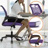 A woman is sitting at a desk using a purple office chair. Insets highlight the mesh back and the padded armrest. Produktbild-Vorschau