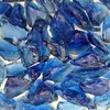 Blaue Glasbrocken dicht aneinander liegend im Detail Produktbild-Vorschau