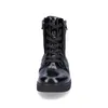 A black lace-up boot is shown from the front against a white background. Anteprima dell’immagine prodotto