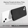Two phone cases are shown, one black and one transparent, with text highlighting features. Anteprima dell’immagine prodotto