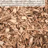 A close-up, overhead view of wood chips used as mulch. Voir les images du produit