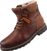 Auf dem Bild ist ein brauner Stiefel zu sehen der von der Seite fotografiert wurde. Der Stiefel hat eine elegante Form und eine strukturierte Oberfläche. Produktbild-Vorschau