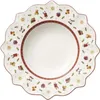 A round plate with a scalloped edge, decorated with a festive Christmas pattern of toys and snowflakes. Produktbild-Vorschau