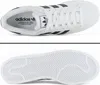A top-down view of an Adidas shoe and a bottom view of its sole. Voir les images du produit