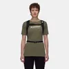 Person trägt ein olivgrünes T-Shirt mit dem Aufdruck "MAMMUT SINCE 1862" und einen Rucksack von Mammut. Náhľad obrázku produktu