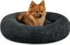 A small, fluffy dog is resting in a round, dark gray dog bed. Anteprima dell’immagine prodotto