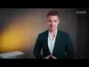 A man in a suit standing in front of a gradient background. Produktbild-Vorschau