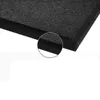 A close-up, angled view of a black fitness mat. Anteprima dell’immagine prodotto