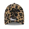 A close-up studio shot of a New York Yankees baseball cap with a leopard print pattern. Anteprima dell’immagine prodotto