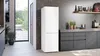 Siemens iQ300, Freistehende Kühl-Gefrier-Kombination mit Gefrierbereich unten, 186 x 60 cm, Weiß KG36N2WCF Schrägansicht geschlossen Beispielküche Produktbild-Vorschau
