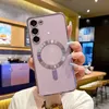 A person is holding a violet phone case with a magnetic ring on the back, in what appears to be a cafe or restaurant setting. Anteprima dell’immagine prodotto