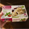 Kandylas Halva Mandel Stevia 400 g Packung in der Hand auf Holz Produktbild-Vorschau