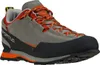 Boulder X Zustiegsschuh von La Sportiva in Grau mit orangefarbenen Schnürsenkeln und schwarzer Sohle. Produktbild-Vorschau