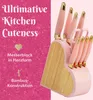 A pink heart-shaped knife block with a set of pink and gold knives, set against a textured pink background with text. Produktbild-Vorschau
