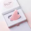 Rosa Gua Sha Stein-Massagegerät in weißer Geschenkbox mit Schriftzug 'Gua Sha Stone Massage. Produktbild-Vorschau