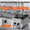 A commercial gas stove with two burners, shown in a kitchen setting with plates on shelves in the background. The image highlights compatibility with different gas types and shows a close-up of the inlet connection. Anteprima dell’immagine prodotto