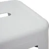 A close-up view of the corner of a white stool. Voir les images du produit