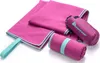 A pink microfiber towel is shown folded and rolled, with a teal loop and a teal carrying pouch. Produktbild-Vorschau