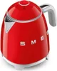 A red Smeg kettle is shown from a front-side angle on a white background. Anteprima dell’immagine prodotto
