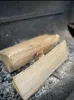 Ala Beispiel den Anzünder anzünden und zwischen zwei Holzscheitel legen. Produktbild-Vorschau