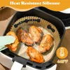 Chicken wings being cooked in an air fryer with silicone liners. Produktbild-Vorschau